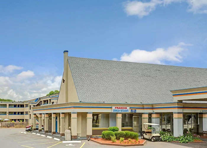 Charlotte Speedway Inn & Suites